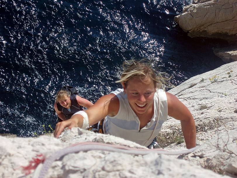 Denise in scalata a strapiombo sul mare